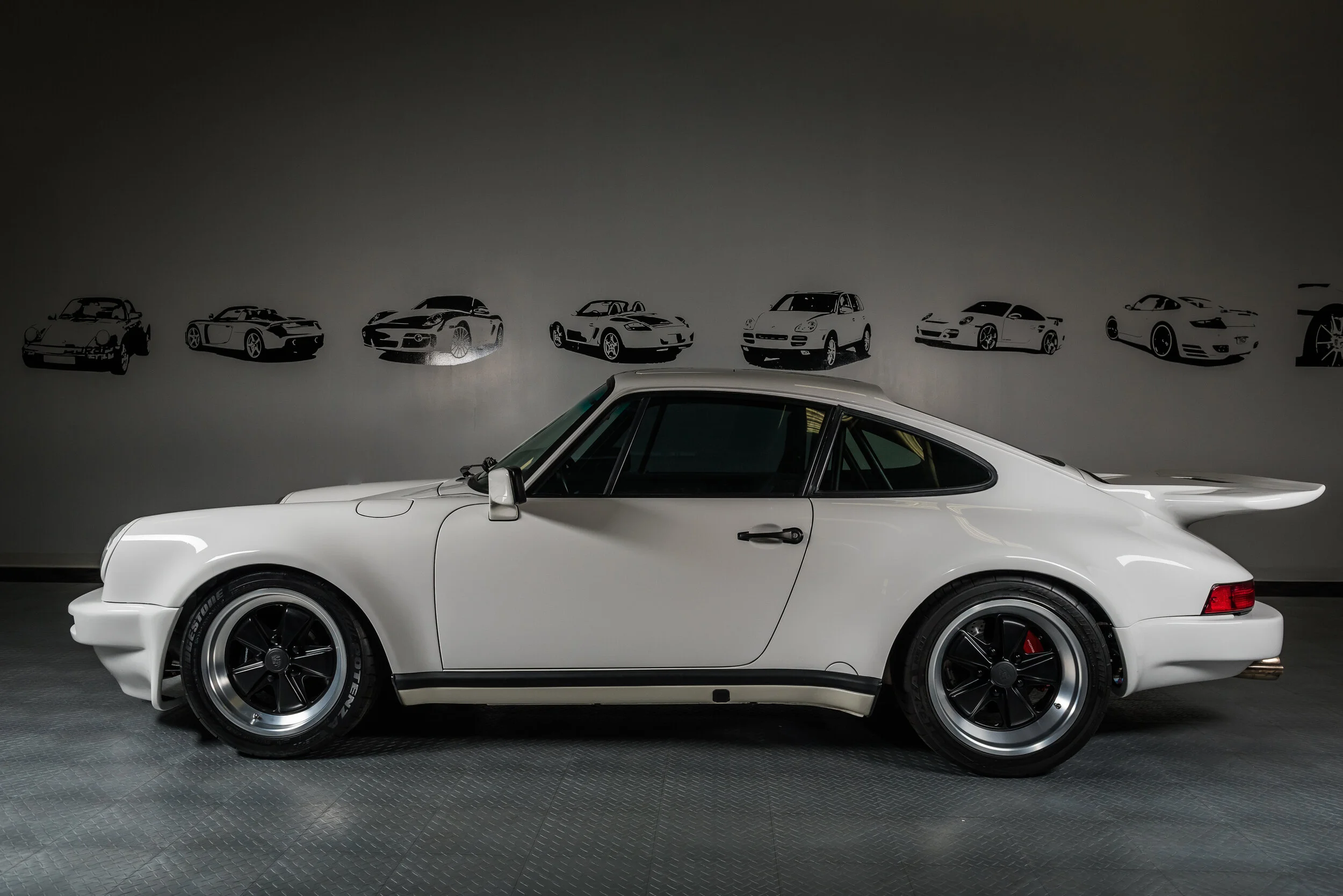 ヒロ　オーダー品 Motor Werks Racing Porsche 930 Restomod — Motor Werks Racing